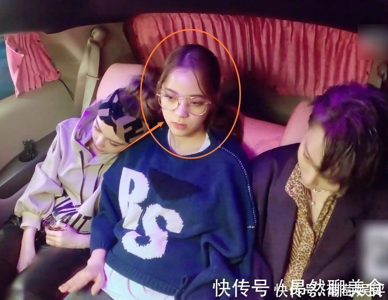 刘雨昕发现欧阳娜娜很疲倦,随后举动被镜头拍下,关系亲疏很显然