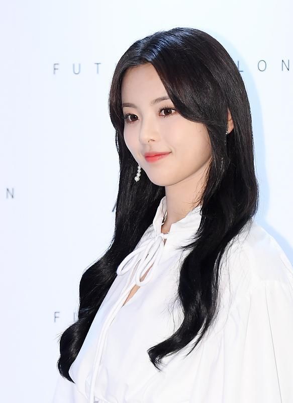 搭档杨超越综艺，侯明昊双剧预定播出，并与宋祖儿关晓彤合作