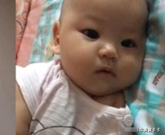 调皮|宝宝半夜不睡觉调皮,妈妈刚说揍他,接下来宝宝的反应宝妈意外