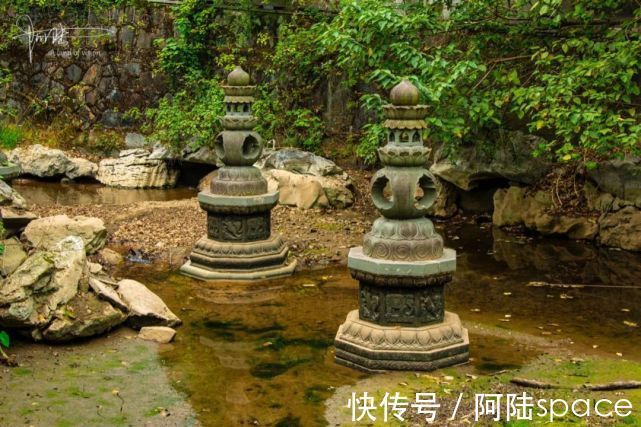 石塔|天竺路边的这个水池干涸见底，露出七座佛塔，不知有何来历