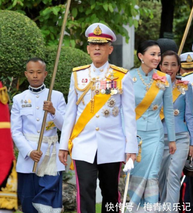 玛哈#同是签文件:苏提达跪地签,诗妮娜躲角落签,泰王却为西拉米铺纸