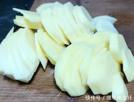 芋头|夏天正当季的碱性蔬菜,3块钱一斤不贵,润肠通便,比芋头还好吃