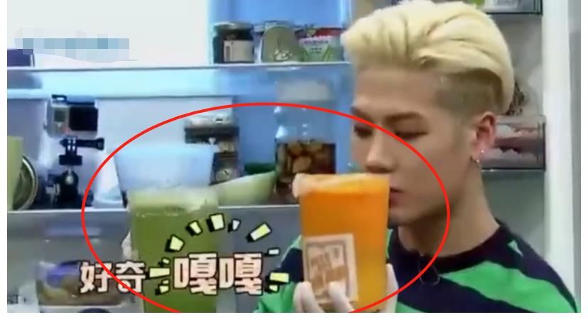 小技巧|撒贝宁用刀剥蒜！刀面压蒜手握拳重锤，惊得身旁众人直呼：小心手