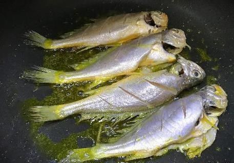 油锅|不管你煎什么鱼,直接去油锅是不对的。记两招鱼皮不破不粘锅