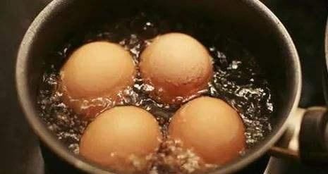  美味|煮鸡蛋时，别只傻傻的加盐，多加2勺“它”，美味提升10倍
