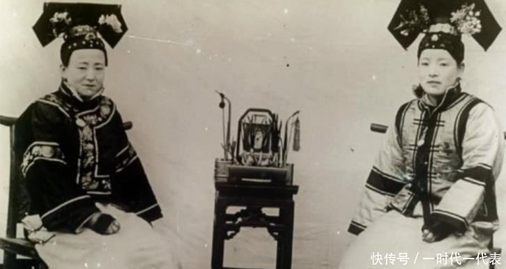 老照片|晚清女子真实老照片有钱穿绫罗绸缎,无钱穿粗布麻衣!