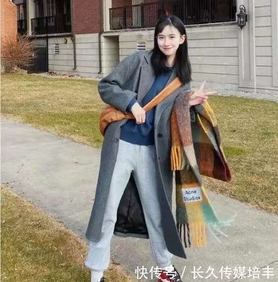 今年春天穿大衣,建议搭配这几种“经典款裤装”,时髦又耐看
