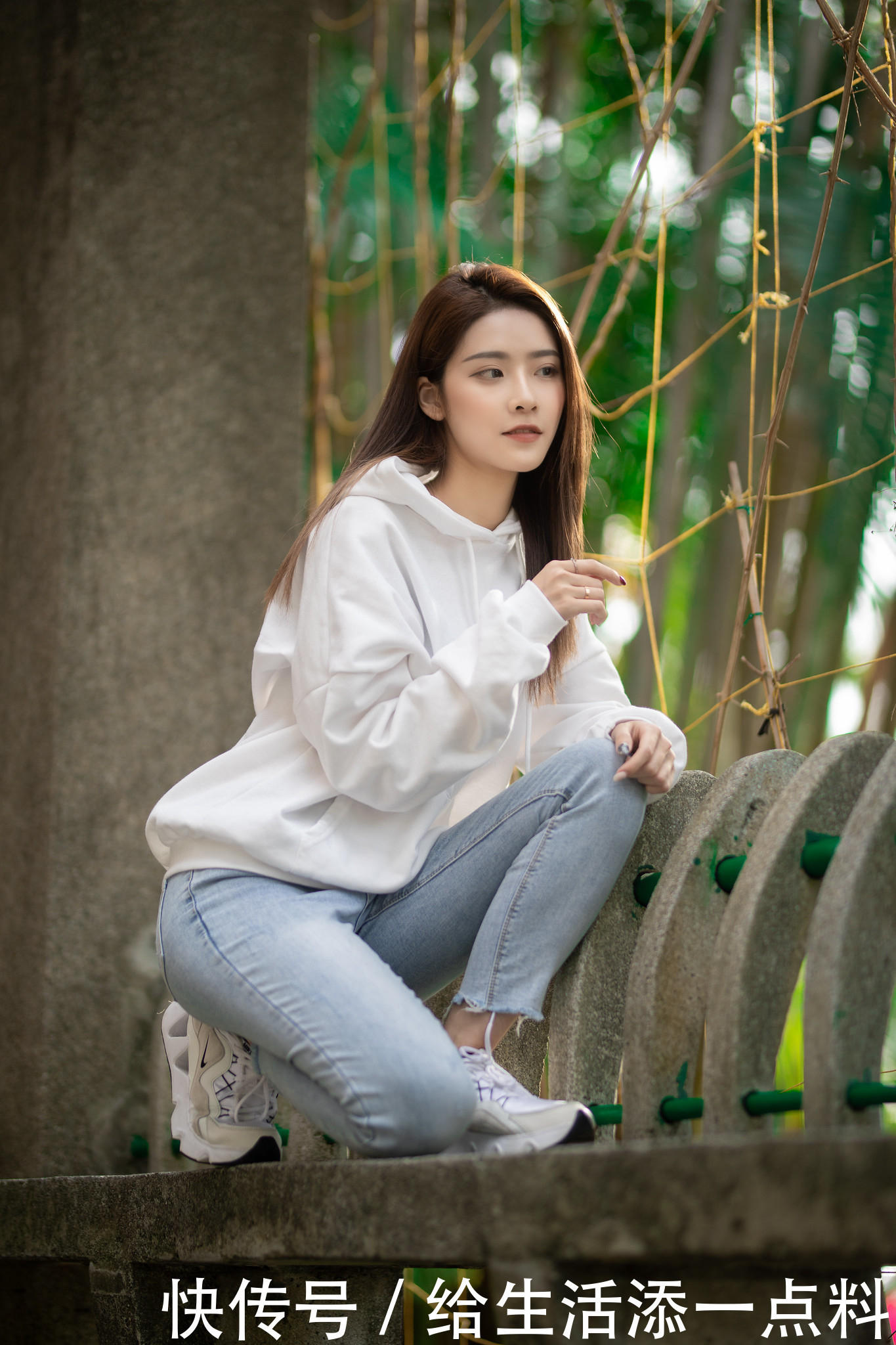 街拍:美女牛仔裤+卫衣时尚又减龄,好气质自带高级感