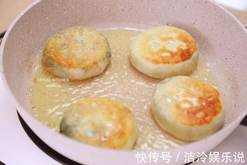 在家做馅饼，和面很重要，照着做馅饼皮薄馅大，放凉了也软软的