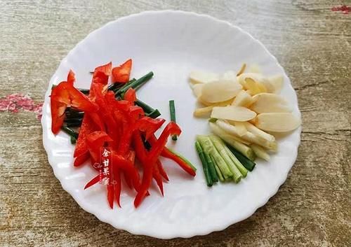 这道炒肉丝可鲜美了，鲜香不腻卷饼也味美，一碟上桌又光盘了