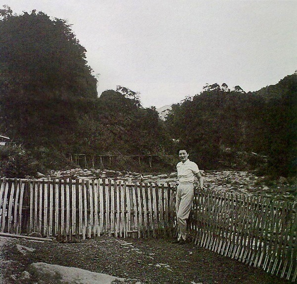 小姐|张学良亲手拍摄的赵四小姐:穿着睡袍胡思乱想,戴着老花镜看八卦杂志!