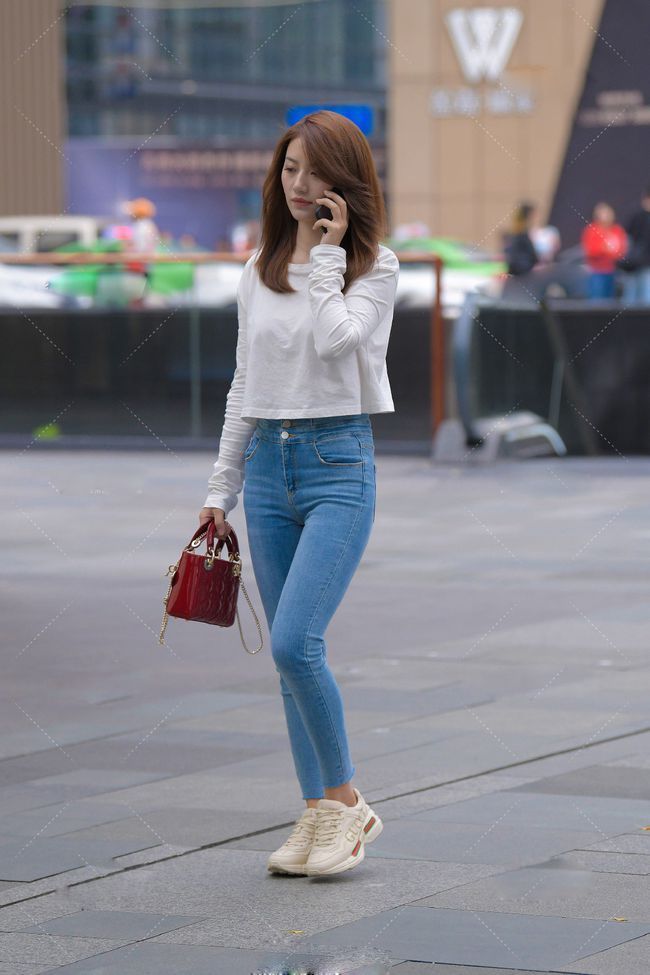 牛仔裤|同样是白T+牛仔,怎样穿出独一无二的时尚感,这套穿搭值得借鉴