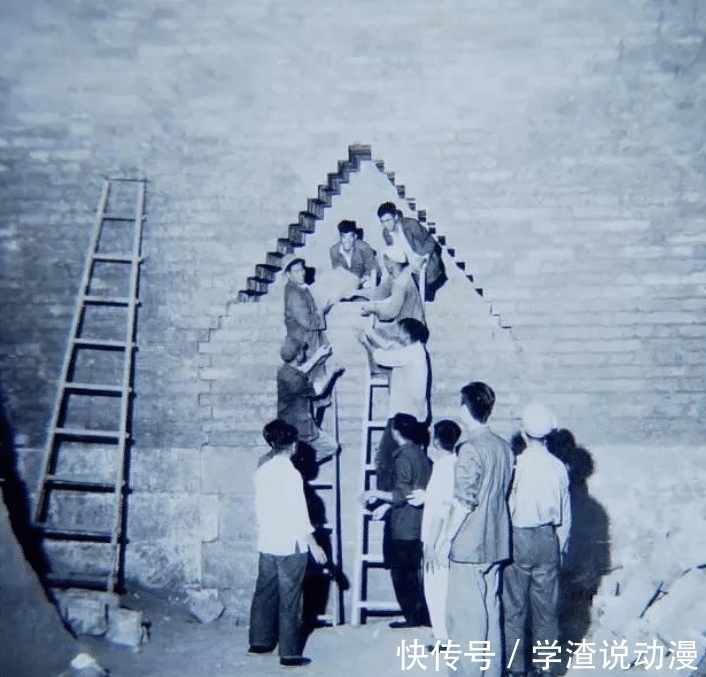 上世纪50年代,考古人员发掘十三陵时,工地上来了一个古怪的老人