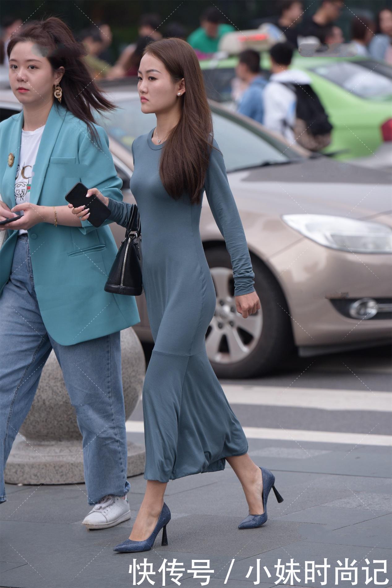 多变|街拍:墨绿色宽松长款连衣裙, 舒适百搭, 风格多变