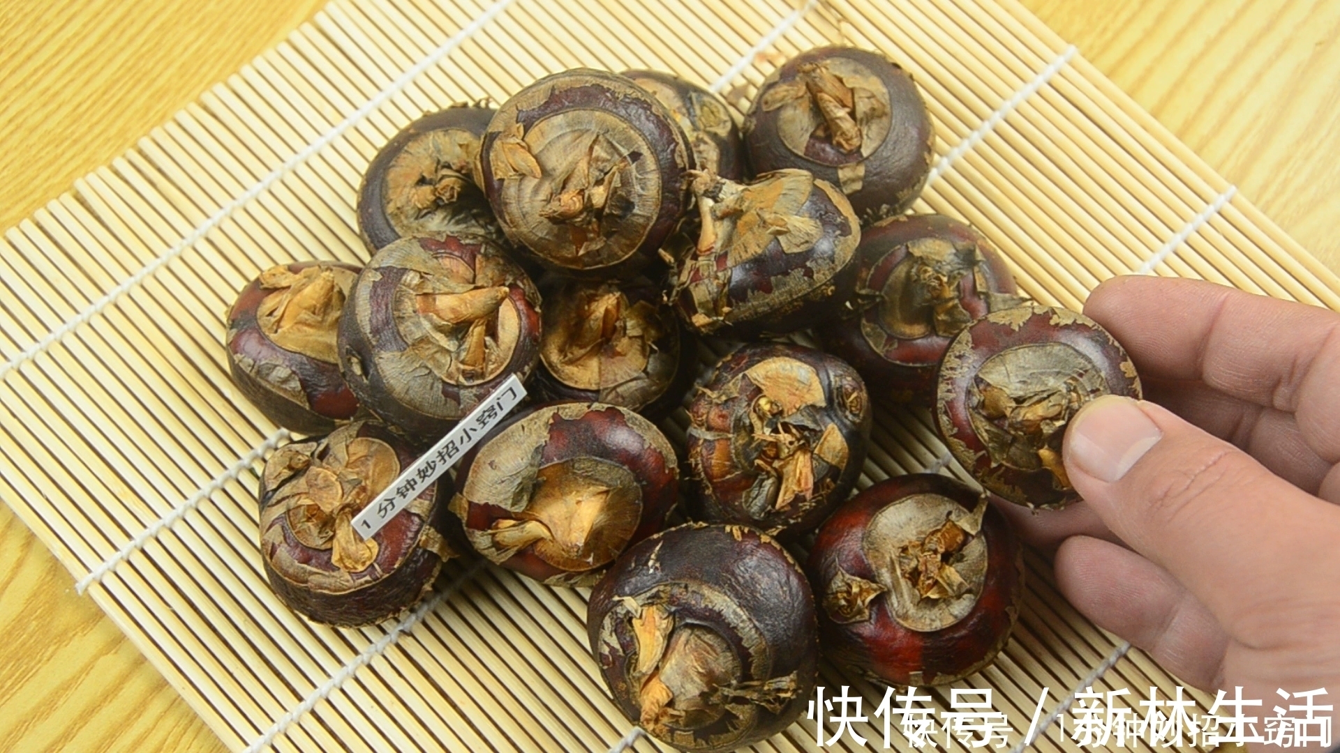 才知道原来荸荠去皮这么容易，老奶奶传授我拿手经验，两秒一个