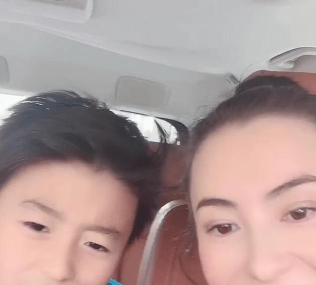 杨钰莹商演捞金遇堵车，坐路人电动车赶时间，穿红裙笑容满面