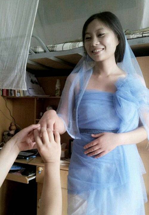 |搞笑图片幽默段子笑话哥们啊,你头中间的头发去哪里了哈哈哈