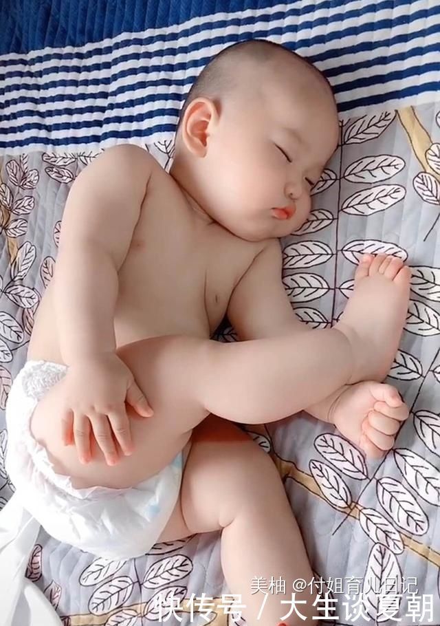 妖娆|宝宝睡姿能有多“妖娆”妈妈掀开被子那一刻就像是在开盲盒