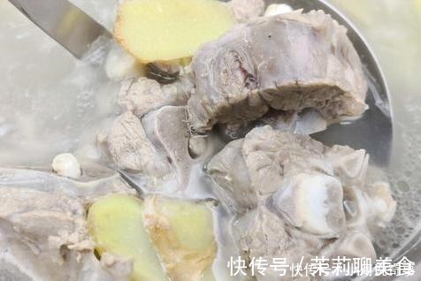 炖羊肉时,香料用不着放太多,只放3样就够了,羊肉鲜美,没膻味