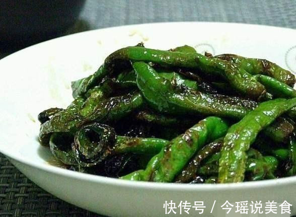 做虎皮青椒时，青椒下锅煎之前，多加一个步骤，做出来更美味