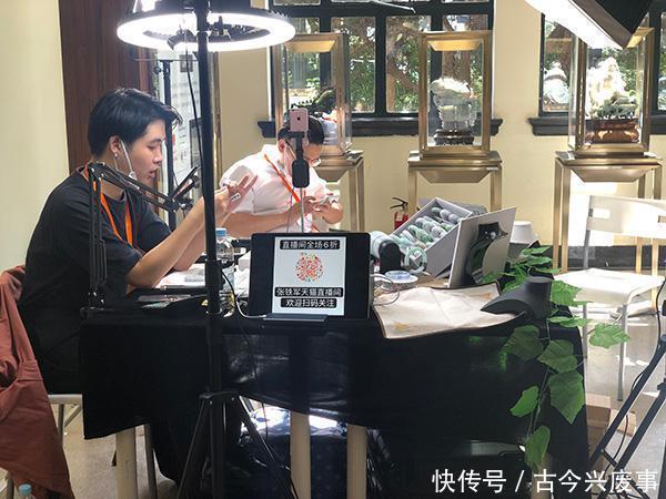 包装|蓝色联名款汽水,萌系IP包装午餐肉……老字号可以很年轻