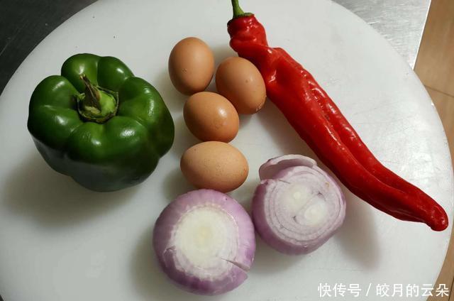 鸡蛋|洋葱是个宝,营养丰富降血压,加它一起炒,比番茄鸡蛋还简单