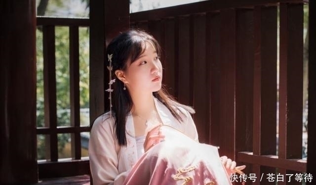 一朵红莲|才女上联“一朵红莲三尺水”,书生巧对下联让才女害羞