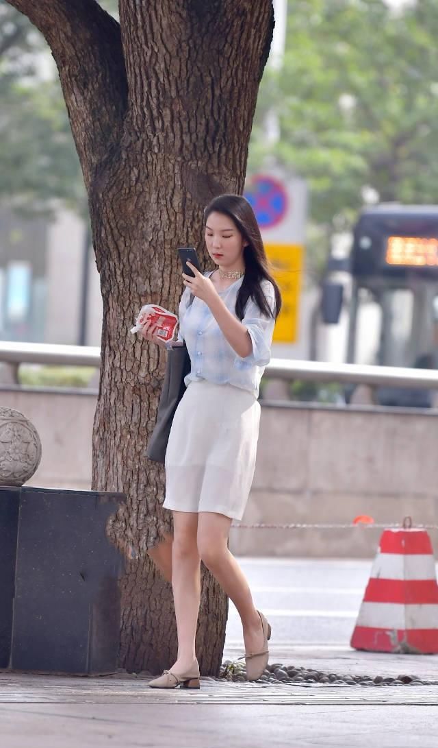 路人街拍，小姐姐看起来非常的甜美活泼，穿衣打扮非常有青春范