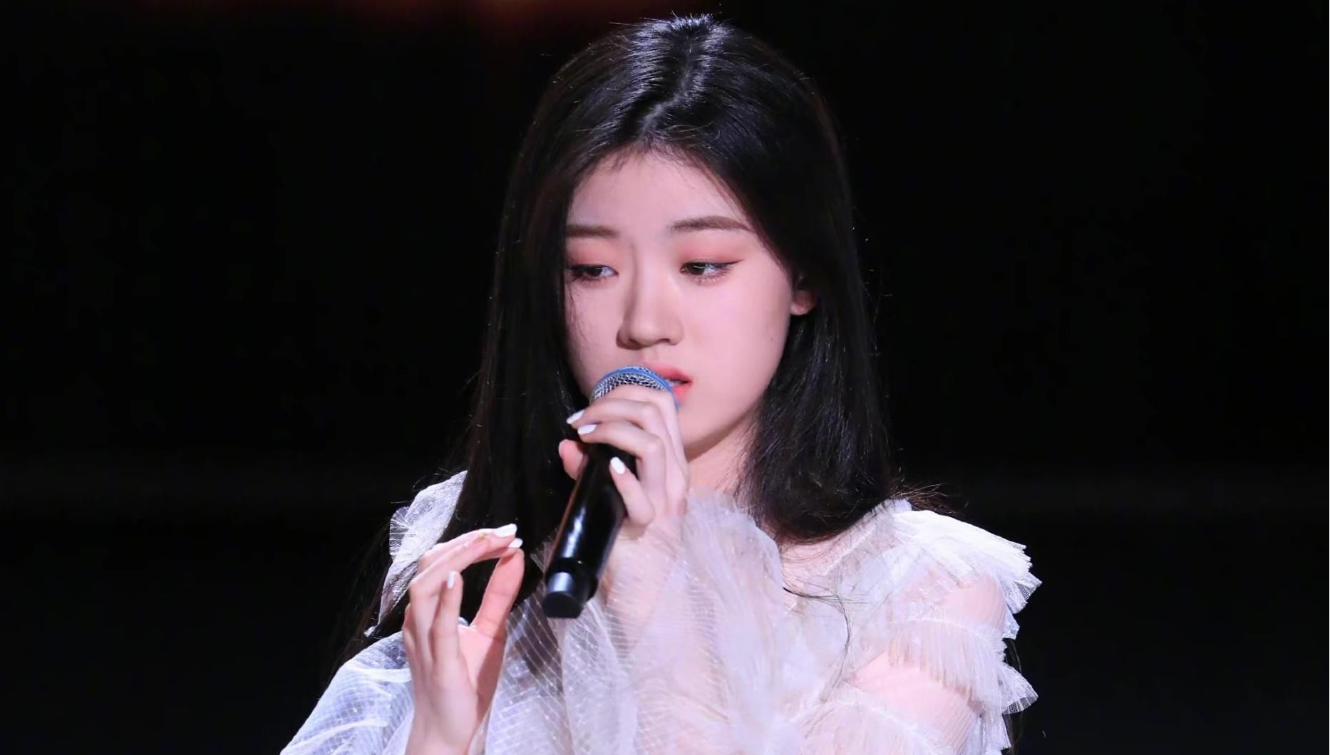 单依纯|单依纯夺冠,曾与李健合唱开口韩红都惊了,12岁预言做歌手会大红