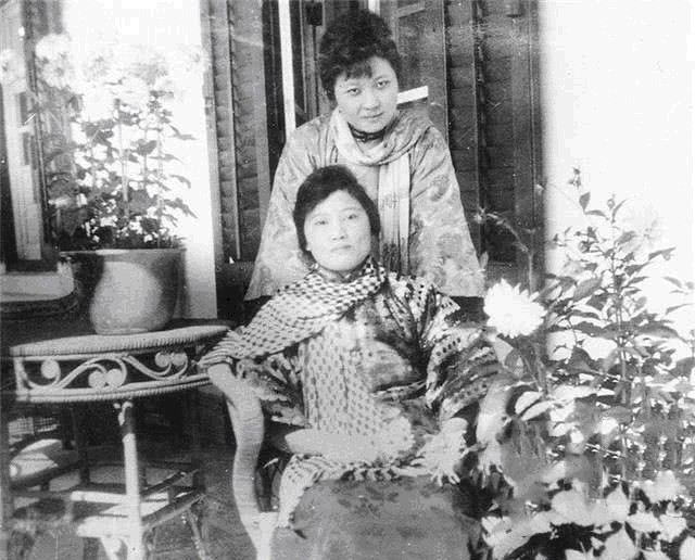 罕见照:戴着草帽骑驴的林徽因,站在总统夫人身后的宋美龄!