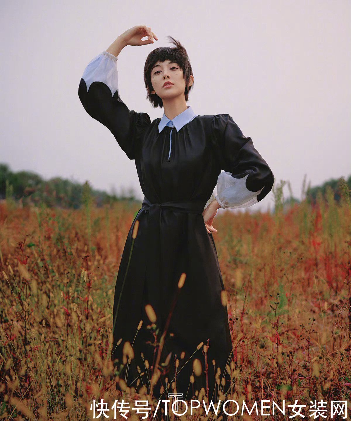 娜扎衣品太绝了！穿上个性复古的裙装搭配个性短发，自带撩人气息