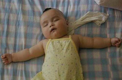 宝妈|新生儿“投降式睡姿”会累吗了解真相后,妈妈再也不给宝宝纠正了