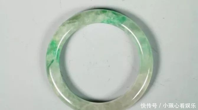 出于|朋友珠宝店开不下去,出于好意买了只6万的手镯,到手却是假货!