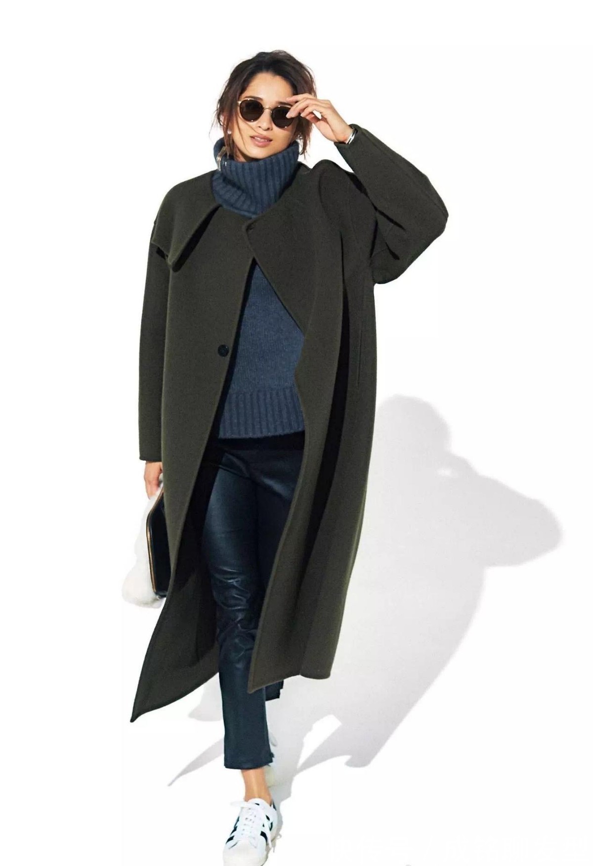 帆布鞋|会穿衣的四五十岁女人,很喜欢“长裤+帆布鞋”,休闲舒适显年轻