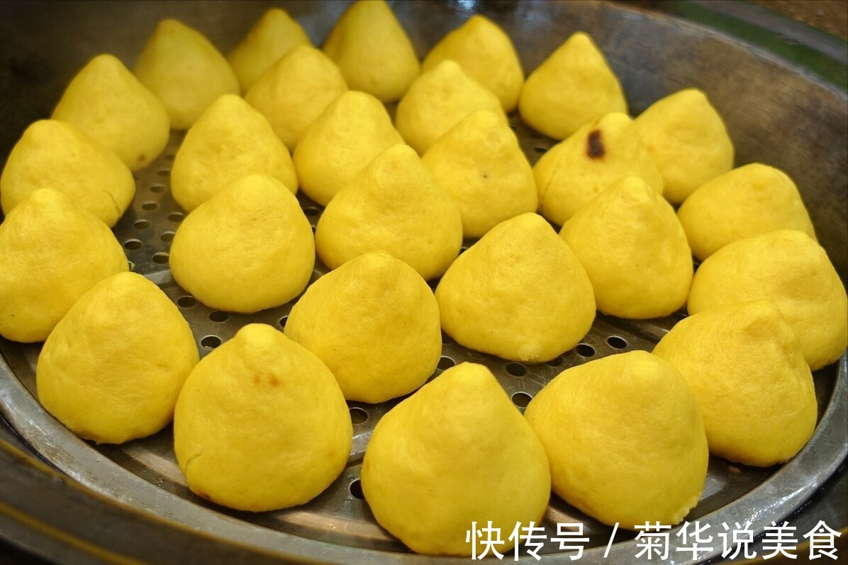 做窝窝头,要不要放面粉厨娘教你一招,又香又松软,好吃不噎人