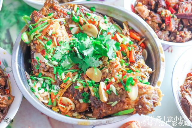 三爷爷家请吃饭,满满一桌农家菜,煮了2锅米饭,大伙吃了个精光