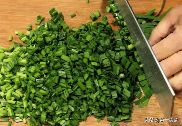 薄薄一层皮，满满的都是馅，这样做的菜盒子，一口咬下去超满足