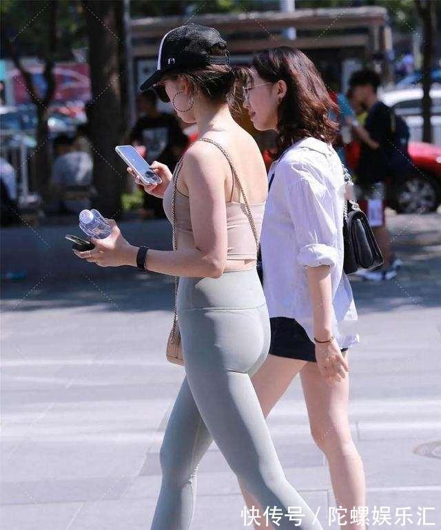 美女 亭亭玉立的打底裤美女,着装就要选择时髦一点的,非常迷人