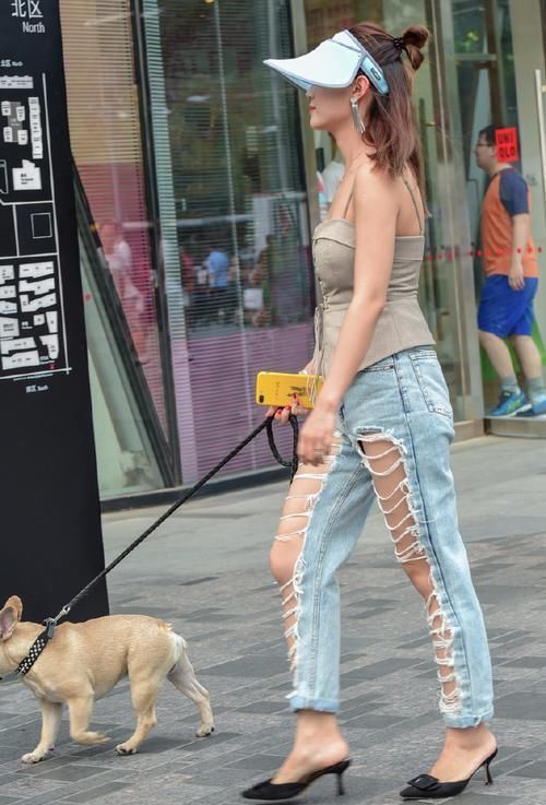 裤子前面就剩几根“线条”了,不舍得扔,还穿着“招摇过市”