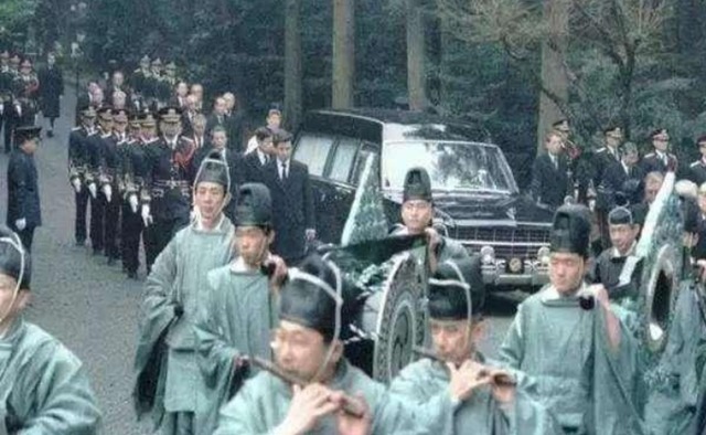 日本|31年前裕仁天皇去世,日本邀请我们参与葬礼,官方霸气回复4字