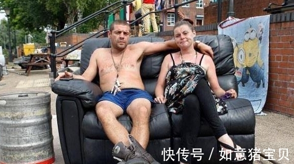 钓鱼|流浪汉无家可归和女友河边安家,露天休息还种菜钓鱼!