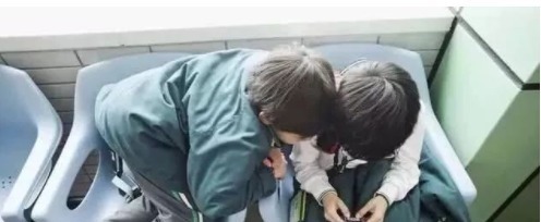 母亲|“妈妈,我玩一会手机”,这位母亲的做法,让孩子主动远离手机