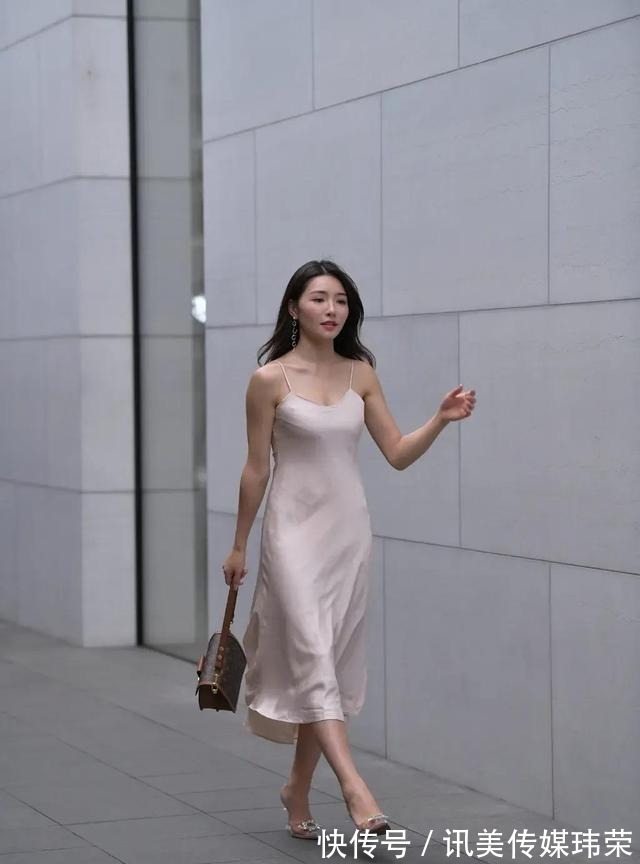 街拍|街拍美图 吊带连衣裙穿搭的小姐姐