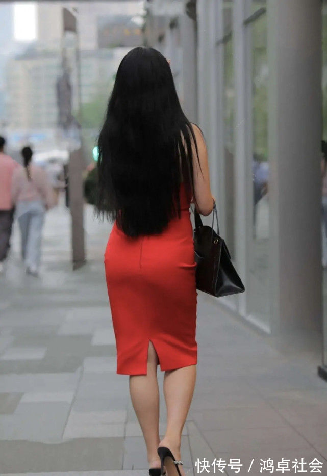 身形 白色上衣配牛仔裤,版型个性且独特,穿出一股时尚感