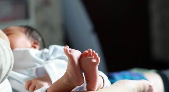 生命体征|宝宝出生先别着急吃第一口奶,这两件事做了,他的生命体征更稳定