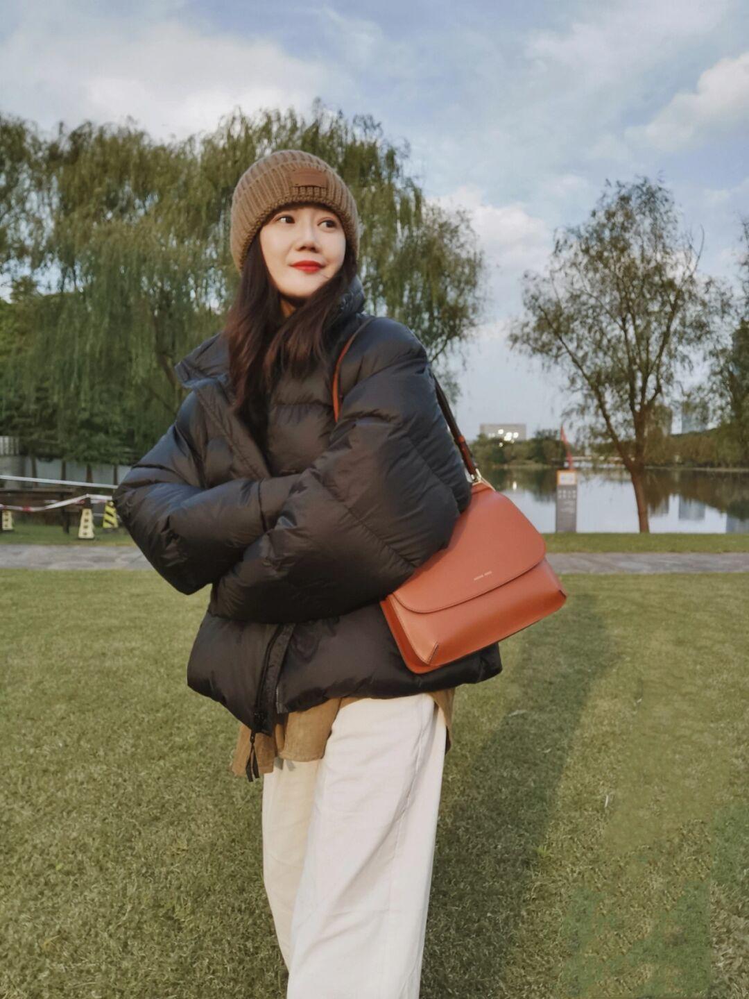 黑白配 简单的黑色羽绒服低调又大气,今冬备上一件,长款短款都好看