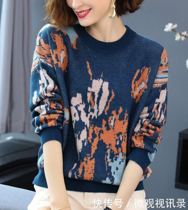 女人|女人打扮的漂亮点,冬天建议多穿这样的针织衫,洋气又时尚