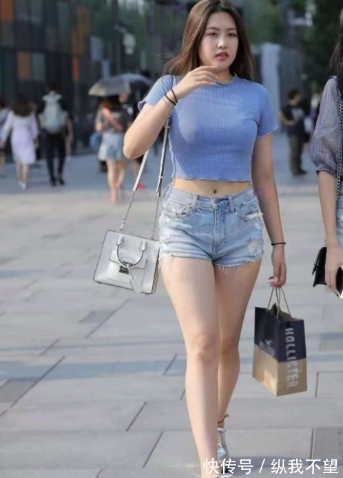 街拍|街拍：清纯女孩牛仔短裤，时尚穿搭，一双大长腿让人羡慕