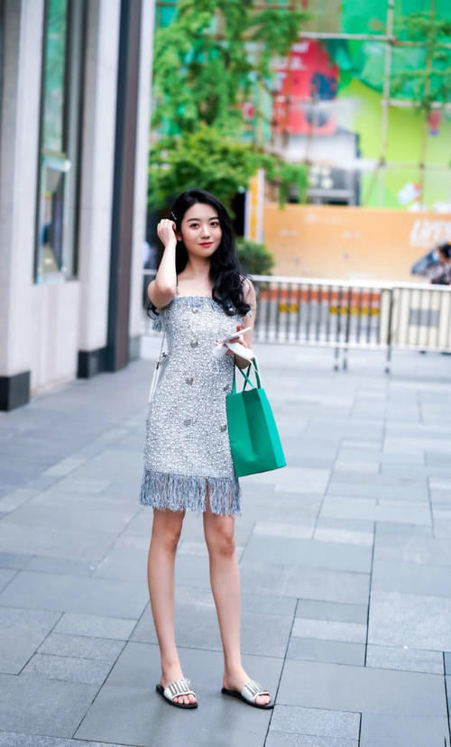 街拍银灰色连衣裙分外耀眼,小姐姐穿上它宛若一个冰雪美人