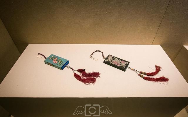 错误|电视剧中太多错误,这才是真正清朝人的衣服,实拍满族服饰展